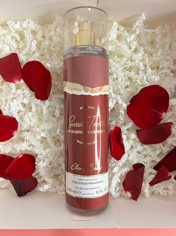 Sweet Berry set feminin cu ceai Goji Berry, body mist cireșe, ciocolată, ceară parfumată inimă și brățară