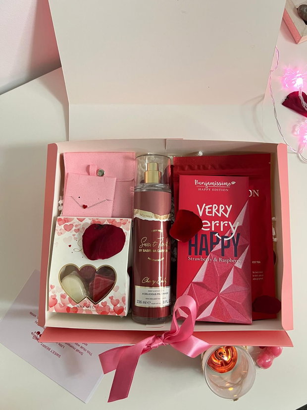 Sweet Berry set feminin cu ceai Goji Berry, body mist cireșe, ciocolată, ceară parfumată inimă și brățară