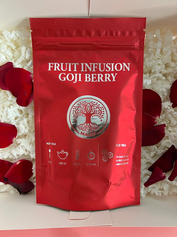 Sweet Berry set feminin cu ceai Goji Berry, body mist cireșe, ciocolată, ceară parfumată inimă și brățară