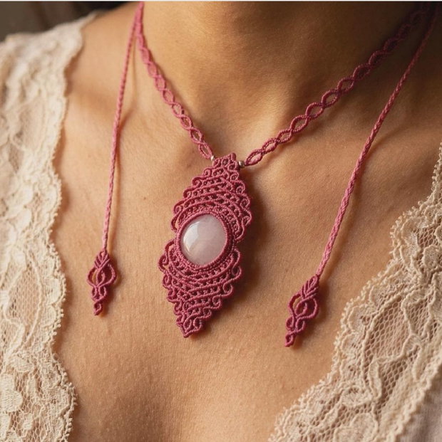 Colier pandantiv talisman micromacrame cu cuart roz