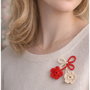 Martisor traditional crosetat cu flori albe si rosii