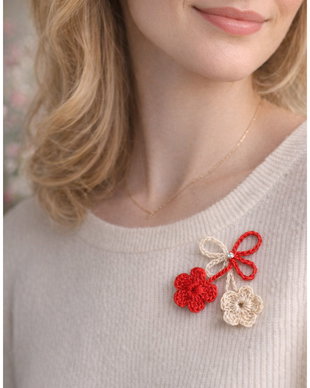Martisor traditional crosetat cu flori albe si rosii
