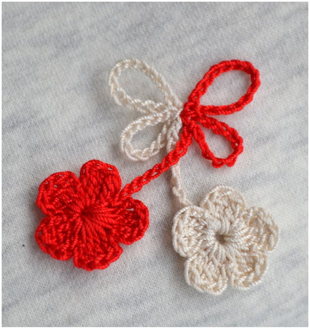 Martisor traditional crosetat cu flori albe si rosii