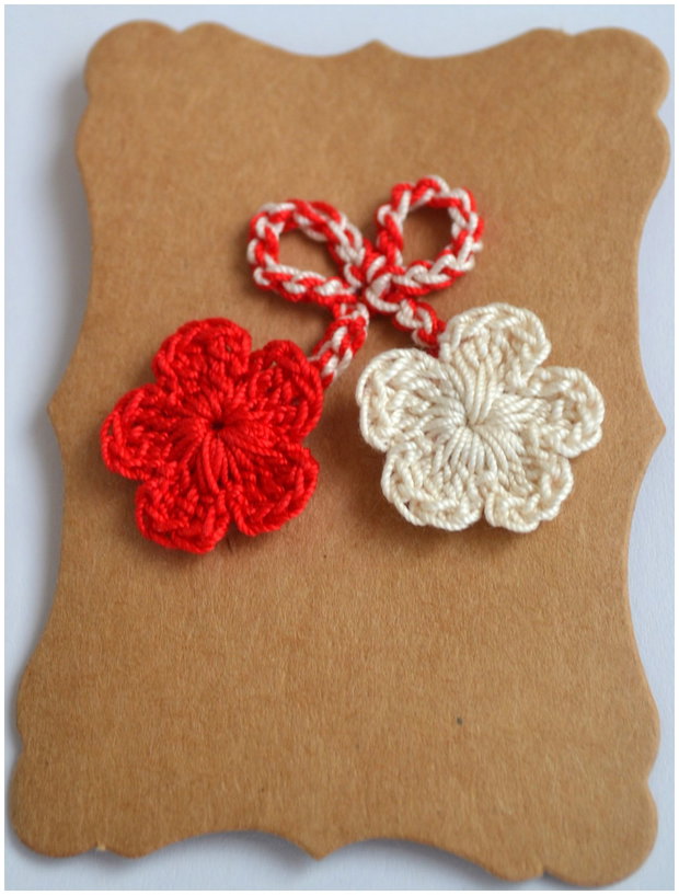 Martisor traditional crosetat cu flori albe si rosii