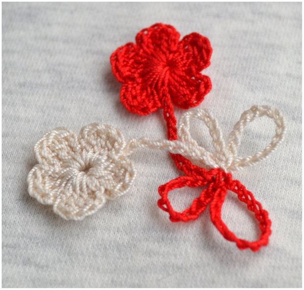 Martisor traditional crosetat cu flori albe si rosii