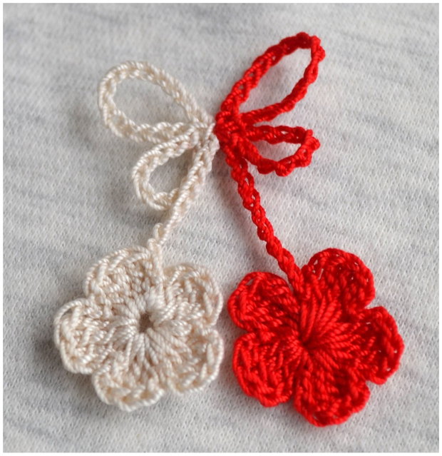 Martisor traditional crosetat cu flori albe si rosii