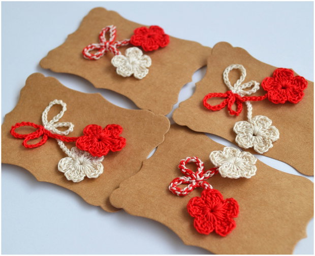 Martisor traditional crosetat cu flori albe si rosii