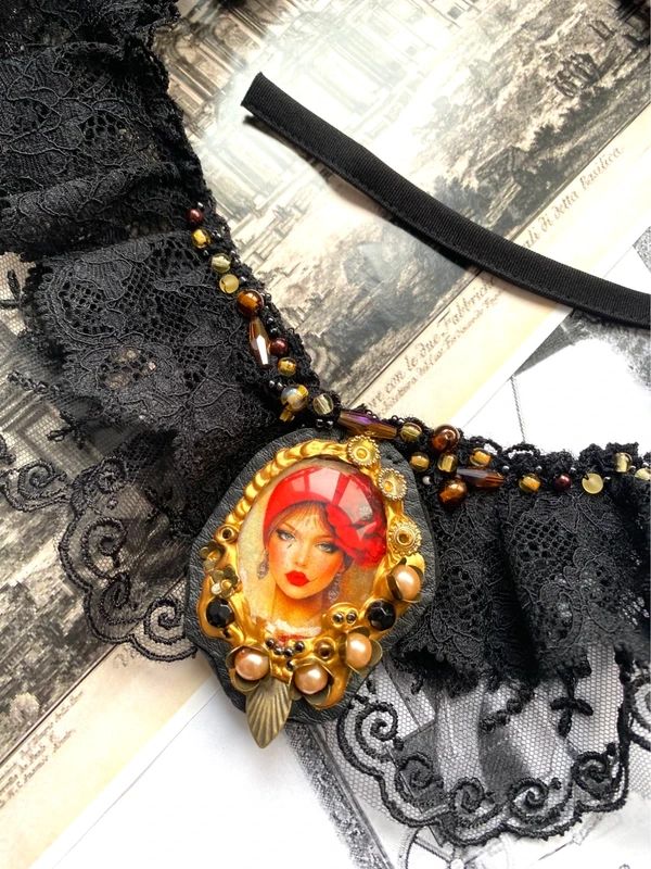 Guler chocker elegant cu accesoriu camee cusuta manual・ Bijuterie unicat・Chocker・Guler・Colier