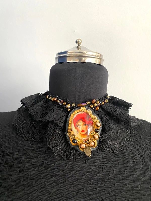 Guler chocker elegant cu accesoriu camee cusuta manual・ Bijuterie unicat・Chocker・Guler・Colier