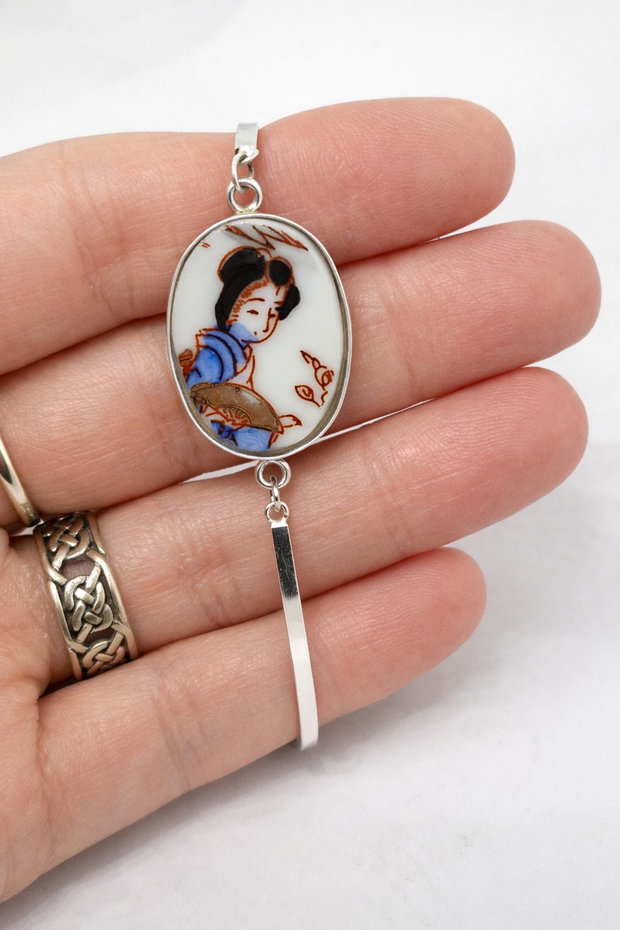Bratara din argint si fragment de portelan "Blue Geisha"