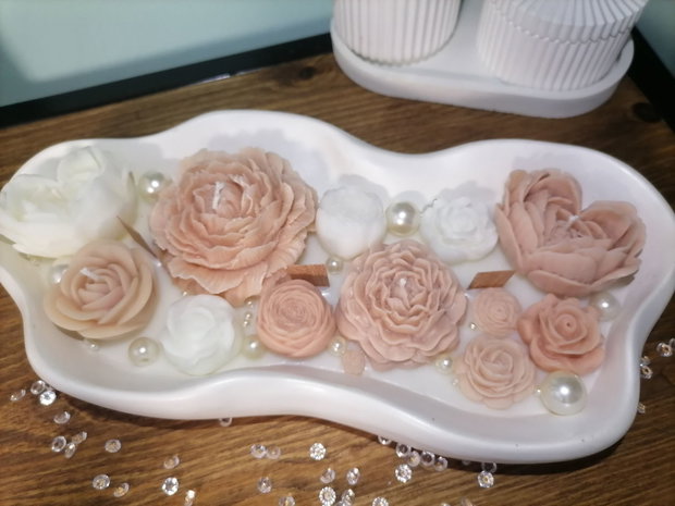 Lumânare decorativă parfumată cu flori din ceară cadou elegant pentru Valentines Day, 1 Martie și 8 Martie
