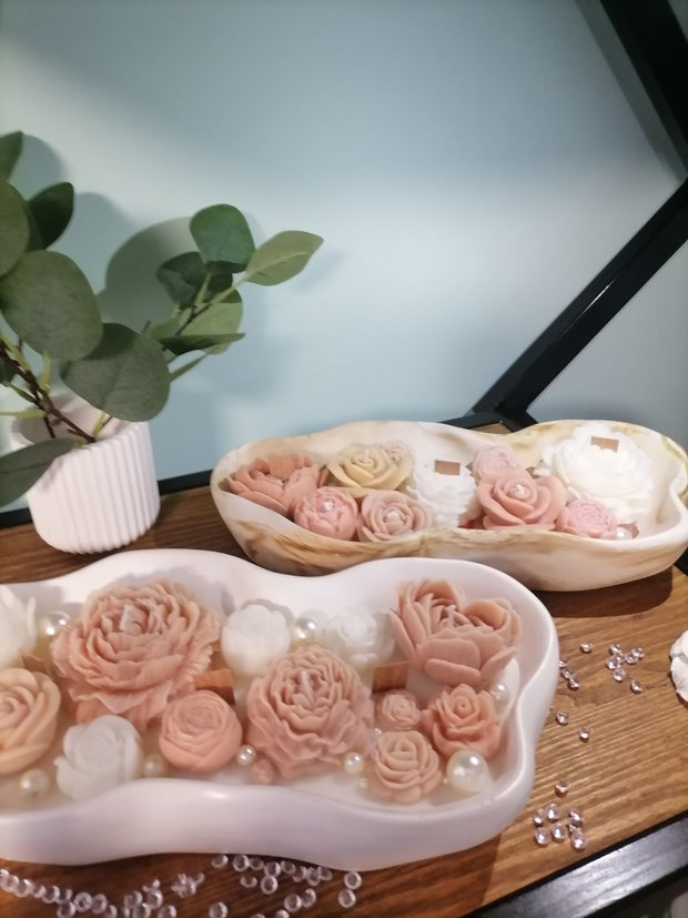 Lumânare decorativă parfumată cu flori din ceară cadou elegant pentru Valentines Day, 1 Martie și 8 Martie