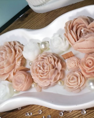 Lumânare decorativă parfumată cu flori din ceară  cadou elegant pentru Valentines Day, 1 Martie și 8 Martie
