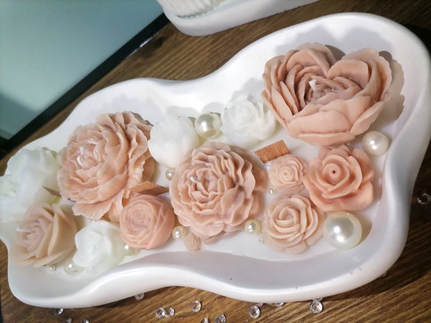 Lumânare decorativă parfumată cu flori din ceară cadou elegant pentru Valentines Day, 1 Martie și 8 Martie
