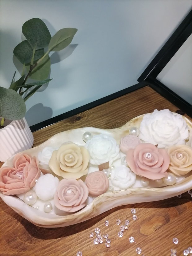 Lumânare decorativă parfumată cu flori din ceară cadou elegant pentru Valentines Day, 1 Martie și 8 Martie