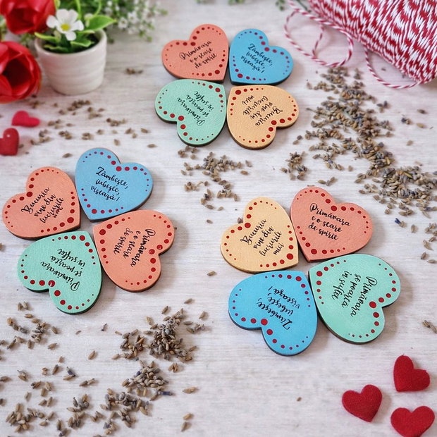 Martisor inimioara colorat, pictat manual cu mesaj motivational