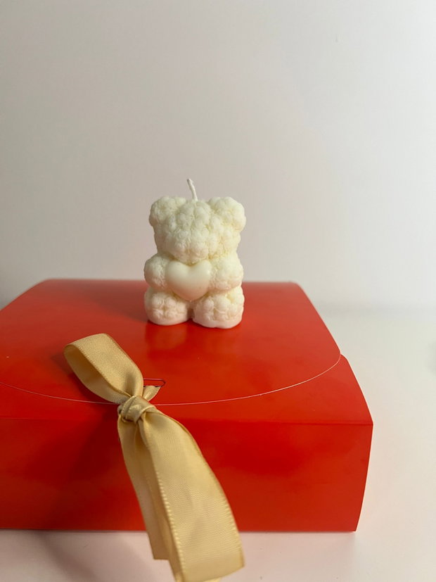 Cutie cadou roșie delicată cu săpun inimă, ursuleț din ceară de soia, cană cu ursuleț, ulei de buze și mini agendă