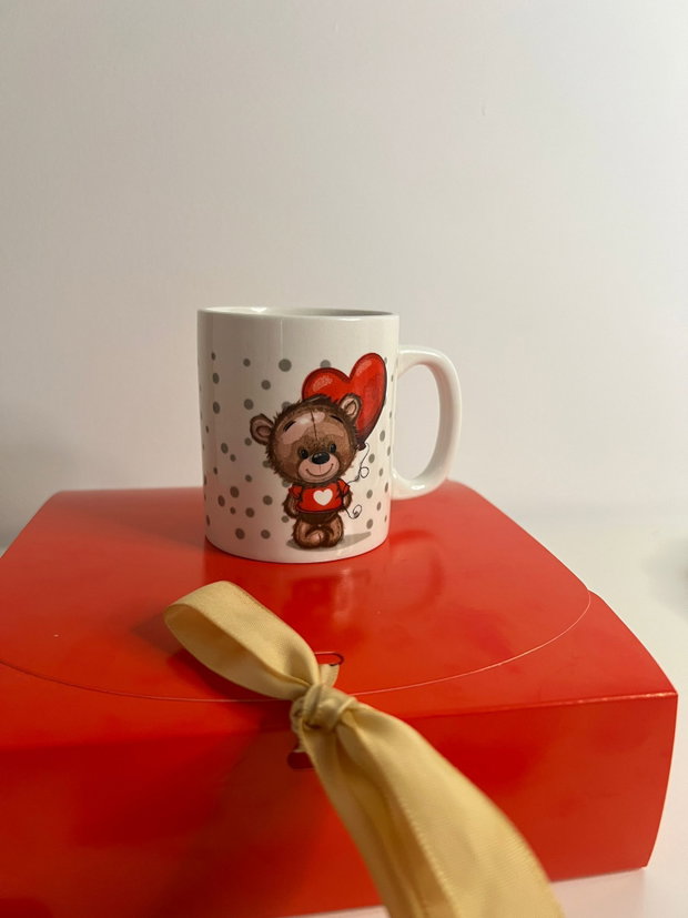 Cutie cadou roșie delicată cu săpun inimă, ursuleț din ceară de soia, cană cu ursuleț, ulei de buze și mini agendă