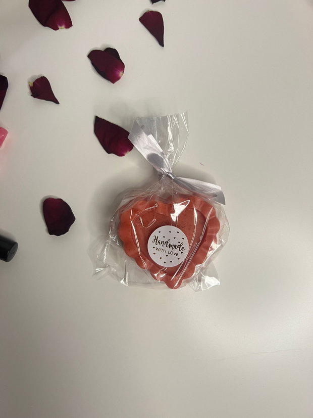 Cutie cadou roșie delicată cu săpun inimă, ursuleț din ceară de soia, cană cu ursuleț, ulei de buze și mini agendă
