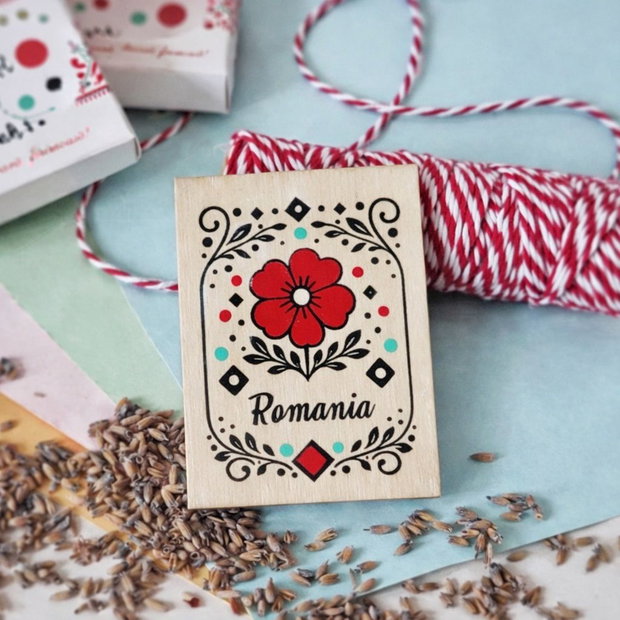Magnet pictat manual cu motive traditionale florale, cu mesaj personalizat, suvenit Romania