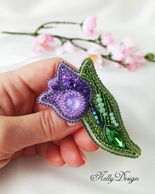 Lalea - Brosa-martisor broderie manuala