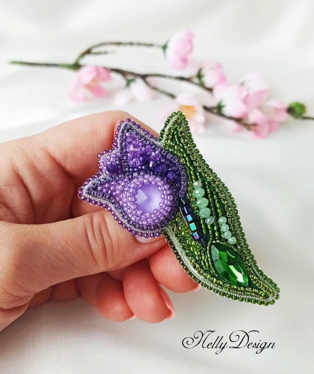 Lalea - Brosa-martisor broderie manuala