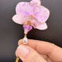 Broșă Handmade cu Orhidee Roz Naturală  Accesoriu Floral Unicat