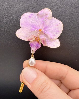 Broșă Handmade cu Orhidee Roz Naturală  Accesoriu Floral Unicat