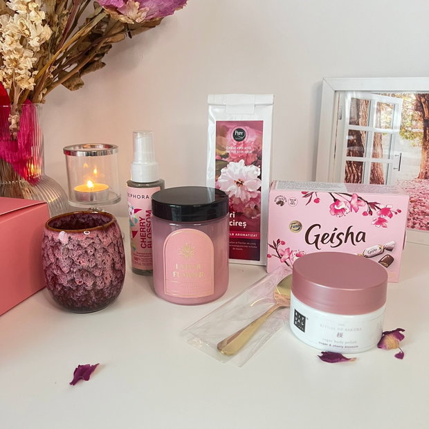 Hanami Ritual cutie cadou cu scrub Rituals, spray de corp cherry blossom Sephora, ceai flori de cireș, lumânare și ciocolata Geisha