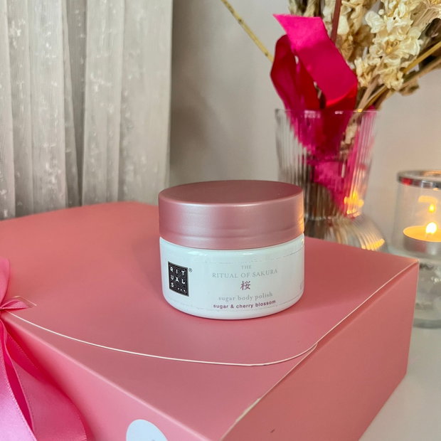 Hanami Ritual cutie cadou cu scrub Rituals, spray de corp cherry blossom Sephora, ceai flori de cireș, lumânare și ciocolata Geisha