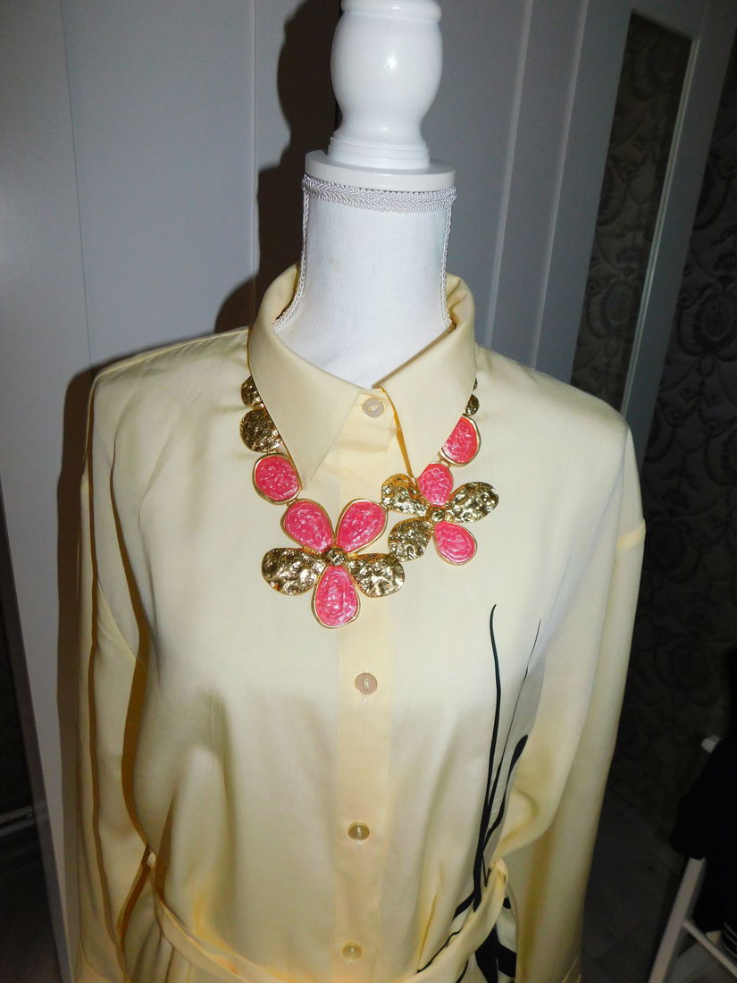 Brand TRIUMPH,  rochie noua  masura 44, etichete atasate spectaculoasa,  colier nou  cadou