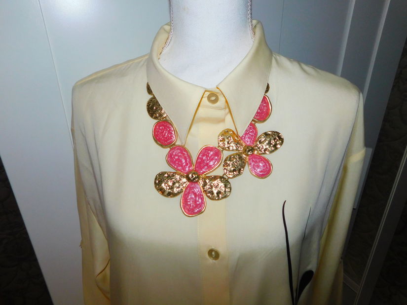 Brand TRIUMPH,  rochie noua  masura 44, etichete atasate spectaculoasa,  colier nou  cadou