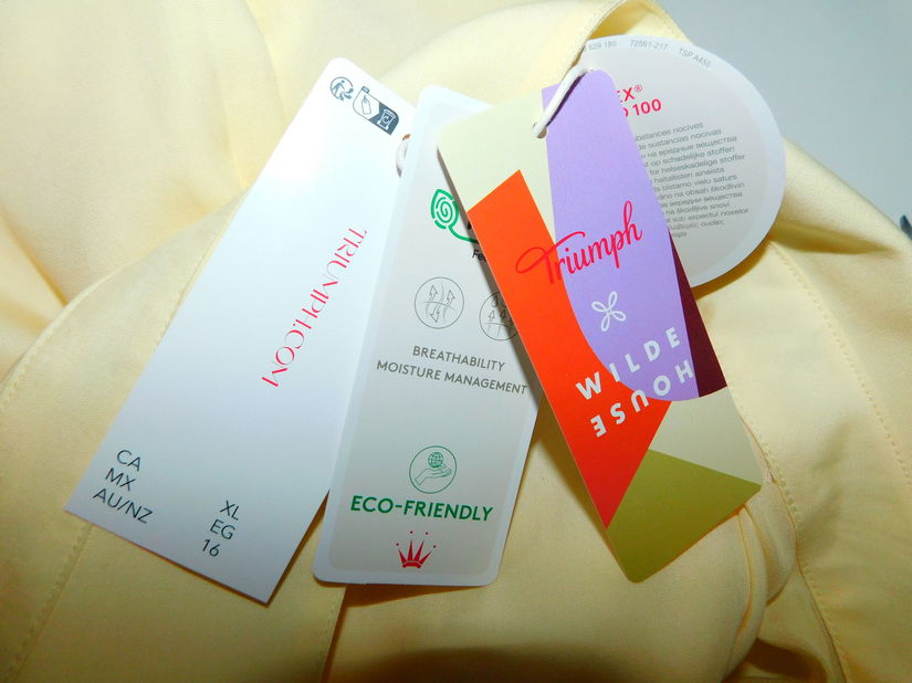 Brand TRIUMPH,  rochie noua  masura 44, etichete atasate spectaculoasa,  colier nou  cadou