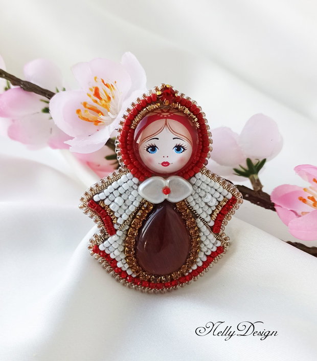 Brosa-martisor - broderie manuala cu ochi-de-tigru