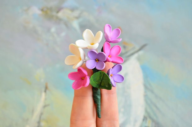 Flori albe si mov de liliac- Brosa buchet