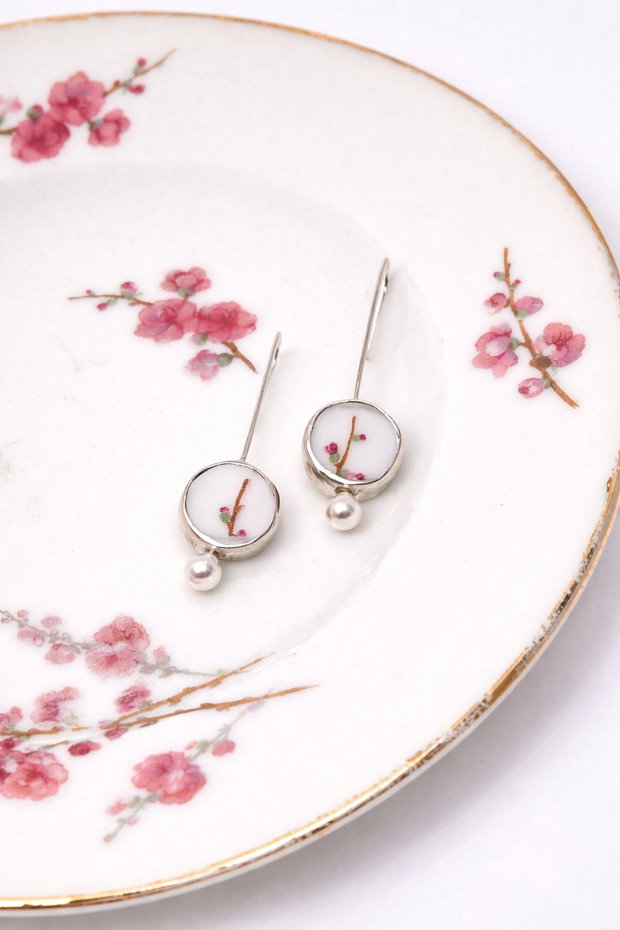 Cercei "Silver Sakura" din fragmente de portelan Limoges, perla Seashell si argint