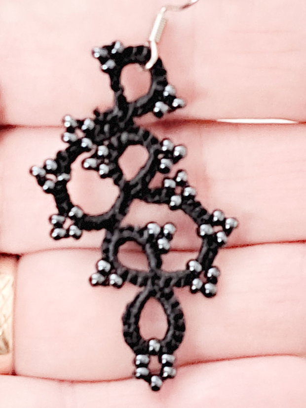 Cercei din dantelă neagră cu mărgele gri tehnica frivolite