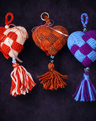 Mărțișoare croșetate handmade  inimioare brelog
