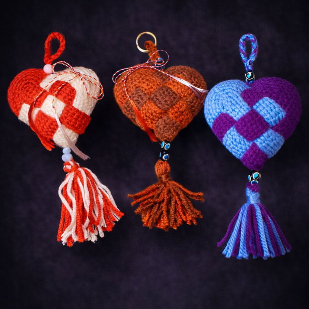Mărțișoare croșetate handmade inimioare brelog