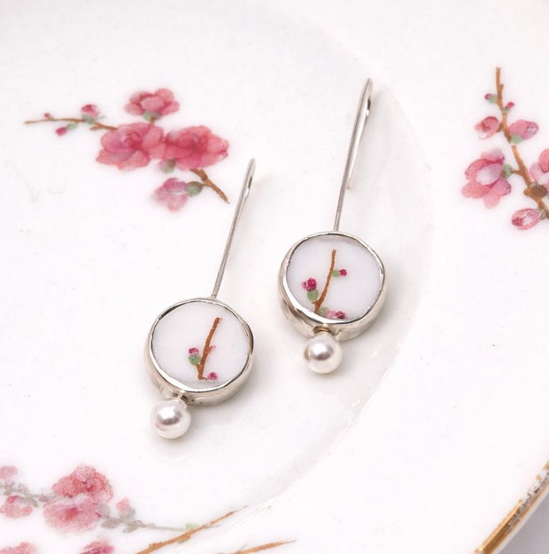 Cercei "Silver Sakura" din fragmente de portelan Limoges, perla Seashell si argint