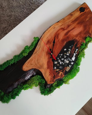 ceas de perete decorativ din lemn masiv,rasina epoxidica si licheni