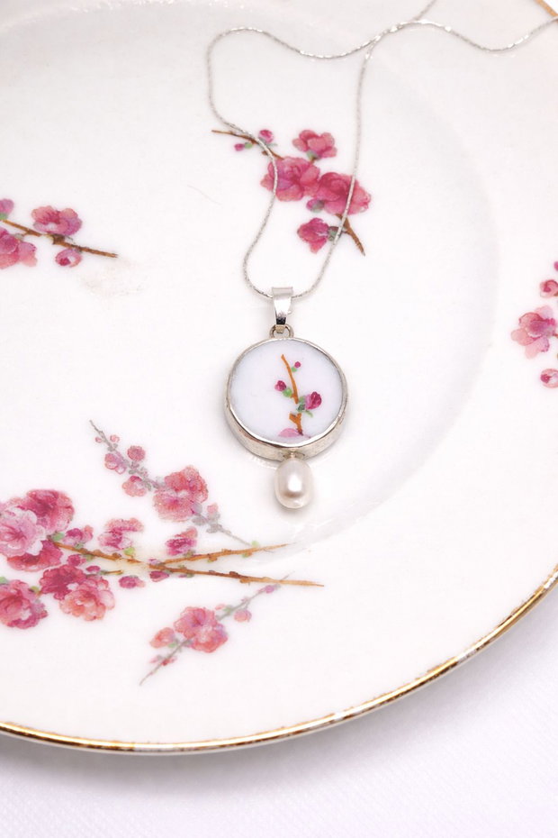 Colier "Sakura buds" din fragment de portelan Limoges, perla de cultura si argint