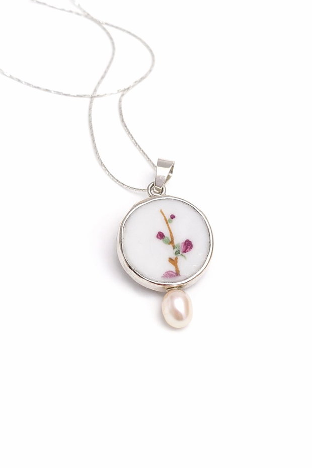 Colier "Sakura buds" din fragment de portelan Limoges, perla de cultura si argint
