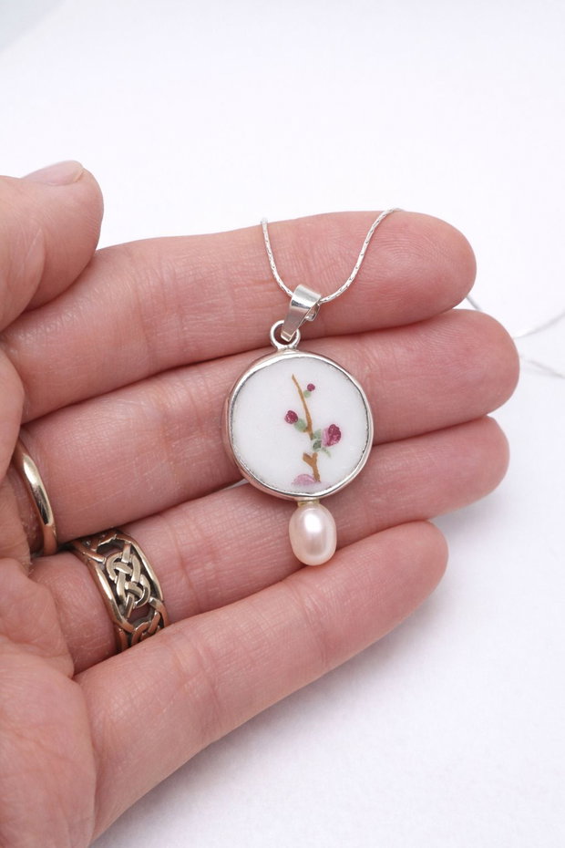 Colier "Sakura buds" din fragment de portelan Limoges, perla de cultura si argint