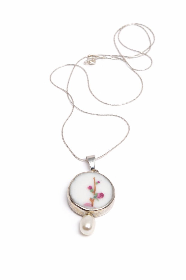 Colier "Sakura buds" din fragment de portelan Limoges, perla de cultura si argint