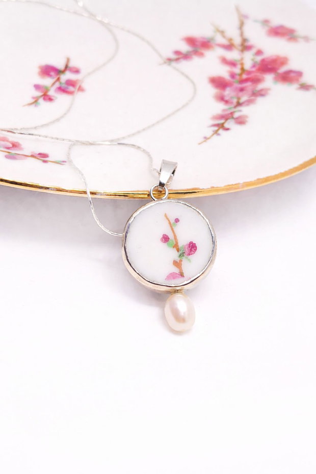 Colier "Sakura buds" din fragment de portelan Limoges, perla de cultura si argint
