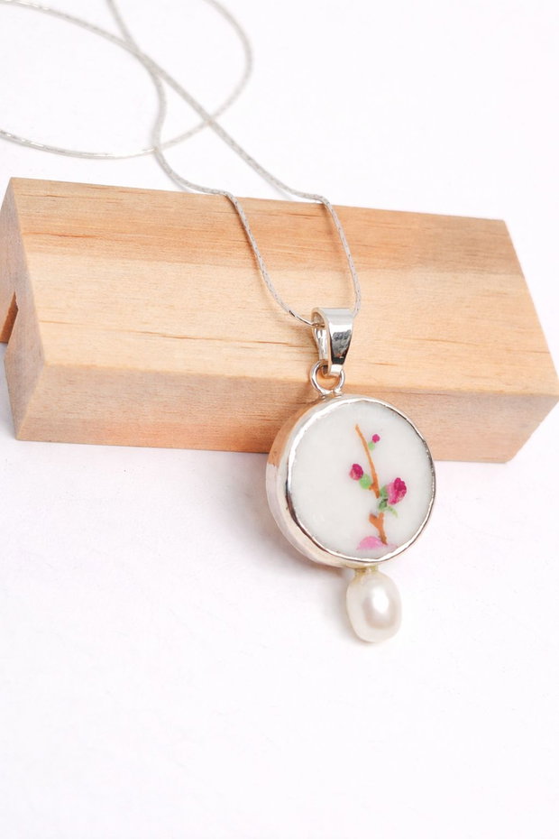 Colier "Sakura buds" din fragment de portelan Limoges, perla de cultura si argint