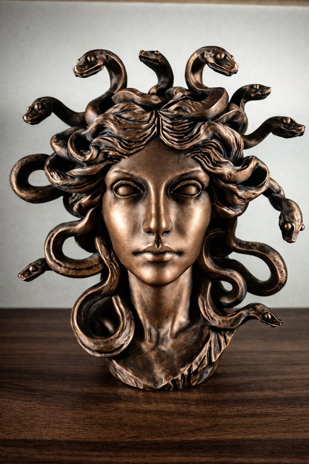Statuetă Decorativă Medusa 25 cm Pictată Manual, Finisaj Bronz, Structură Solidă