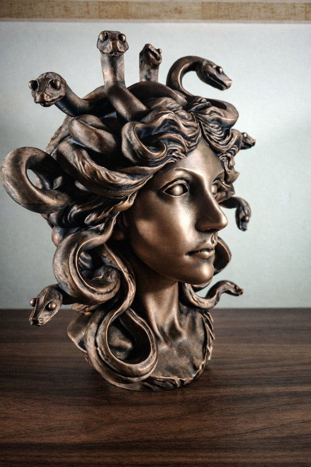 Statuetă Decorativă Medusa 25 cm Pictată Manual, Finisaj Bronz, Structură Solidă