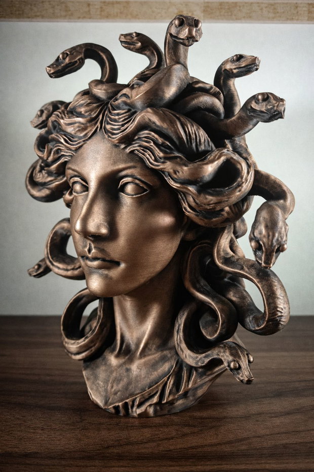 Statuetă Decorativă Medusa 25 cm Pictată Manual, Finisaj Bronz, Structură Solidă